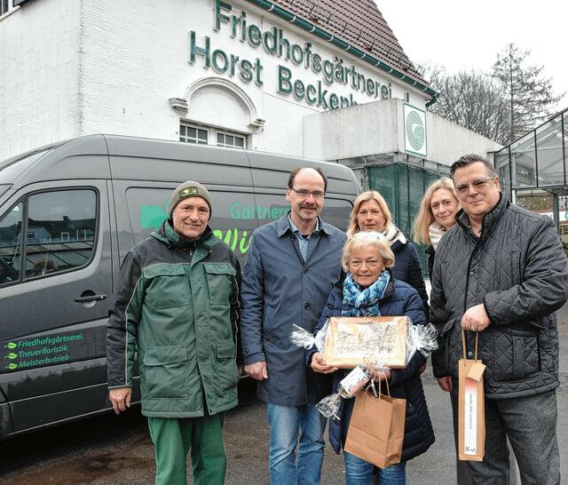 Für ihre enorme Leistung bedankten sich Bürgermeister Stephan Langhard, Wirtschaftsförderer Oliver Kochs, Birgit Wrobbel als 2. Vorsitzende der Werbegemeinschaft Schwelm und Daniela Weithe als Geschäftsführerin für das Stadtmarketing bei Uschi Beckenhusen; sie wird künftig als Minijobberin in der Kundenberatung für die Gärtnerei Wiegand (l. der Chef Rolf Wiegand) tätig sein, die die Grabpflege von der ehemaligen Friedhofsgärtnerei Beckenhusen übernommen hat. Foto: Stadtverwaltung Schwelm / Heike Rudolph 