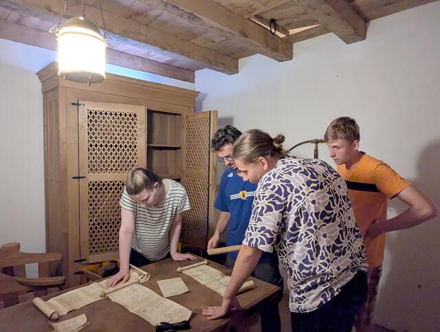 Während des Spiels wird das gesamte wiedererrichtete Wachhaus erkundet, vom großen Hauptraum bis zur Schreibstube. Foto: LWL/J. Großekathöfer