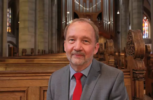 Das Foto zeigt Pfarrer i.R. Armin Schneider in der Salvatorkirche.
Foto: Rolf Schotsch
