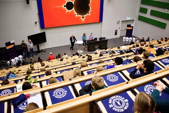 Vizepräsident Prof. Dr.-Ing. Peter Kisters, mit Andrea Michels, Leitung Zentralen Studienberatung, und Nele Decker Studienberaterin, bei der Abschlussveranstaltung | Foto: HSRW / Johannes Bäumer