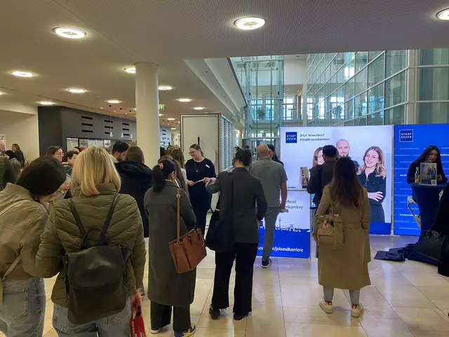 Schlangen am Stand der Stadt Essen | Foto: umbehaue