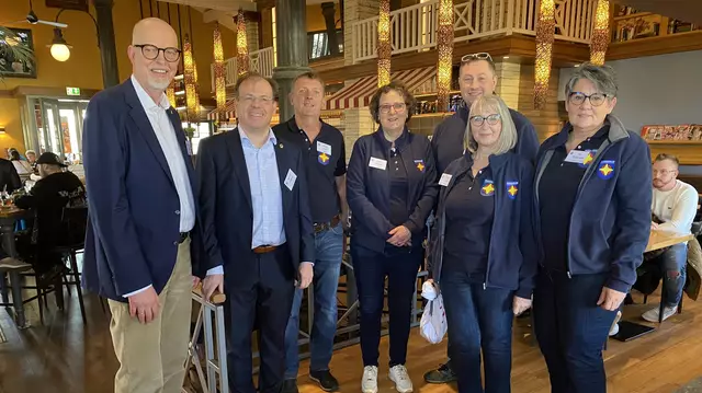 Das Bild zeigt v.l.n.r: Axel Schwentker (LC Oberhausen, Chairperson Mülheim und Oberhausen), Dr. Henner Kollnig (LC Mülheim, 3. Vize-Governor Distrikt Westfalen-Ruhr), Frank Zons, Heike Hörstgen, Christian Hütt, Ursula Goj (Notfallseelsorge) und Iris Stratmann (Notfallseelsorge  und LC Oberhausen) | Foto: Silke Kollnig