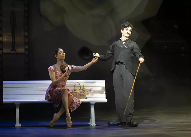 Der Tanzabend "Smile", eine Hommage an Charlie Chaplin, ist wieder im Aalto-Theater zu sehen. | Foto: Hans Gerritsen