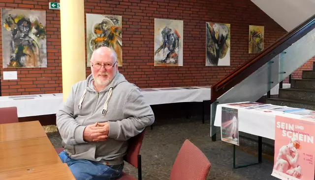 Das Foto zeigt Reiner Siebert mit der Ausstellung zum Thema Migration im Foyer des Neudorfer Gemeindehaus an der Gustav-Adolf-Straße 65.
Foto: Volker Nies