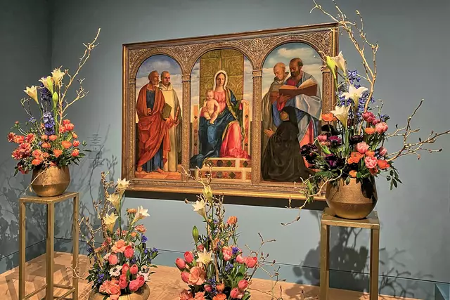 Weiche Klarheit (Victoria Bernds): Prächtige Blumenarrangements greifen die Farben des Altarbildes von Giovanni Bellini (1505/10) auf und erinnern an das ursprünglich sakrale Ambiente des Gemäldes.   | Foto: ©Margot Klütsch