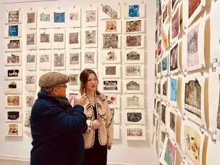 "Internationaler Tag der Druckkunst 2025" in der Stadt Mülheim:  Kulturdezernentin Dr. Daniela Grobe (li.) mit der Kunstpädagogin Anna Kaiser in der Ruhr Gallery Mülheim vor über 150 Schüler*innenarbeiten   | Foto: Mülheimer Kunstverein KKRR