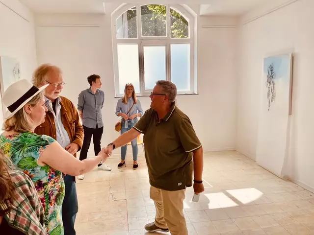 Die Kulturdezernentin der Stadt Mülheim an der Ruhr Dr. Daniela Grobe (re) mit Mitgliedern des Mülheimer Künstler*innenbundes MKB Ute Nowak und Jörg Dornemann | Foto: Mülheimer Kunstverein KKRR