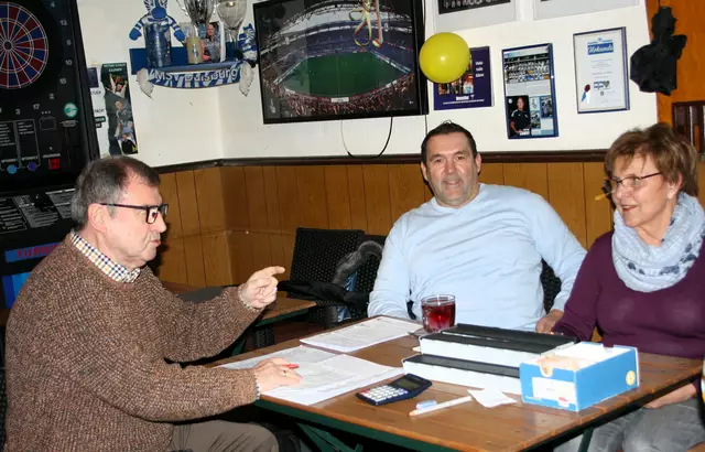 Sparclubs sind eine, allerdings immer weniger werdende Nische der Ruhrgebiets-Kultur und „Pott-Mentalität“. Die wird in der Marktklause noch gehegt und gepflegt, versichert Gastronom Angelo Antonica (Bildmitte), hier mit den Sparclub-Aktivposten Christa und Rudolf Schmette.
Foto: Reiner Terhorst
