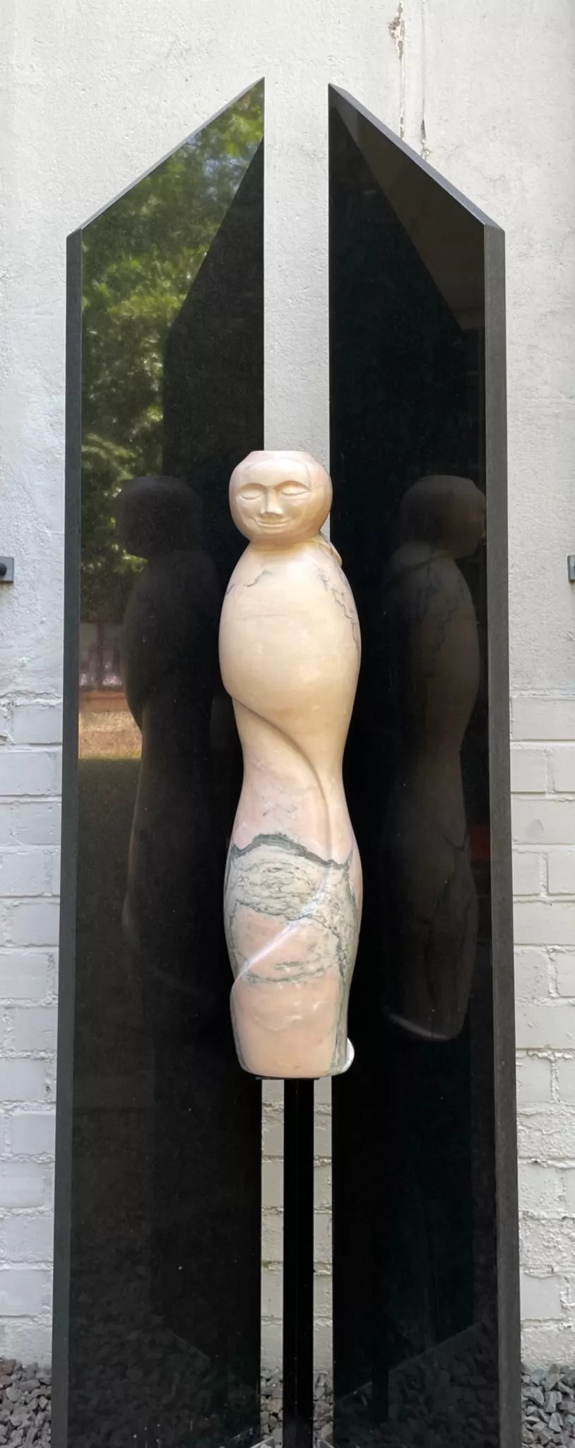 Mülheimer Liebling: "Büste der Königin Luise" von Künstler Claus-Peter Laube im Museumshof des privaten MMKM Museum Moderne Kunst Mülheim in der Ruhrstraße 3 / Ecke Delle | Foto: Mülheimer Kunstverein und Kunstförderverein Rhein-Ruhr, KKRR