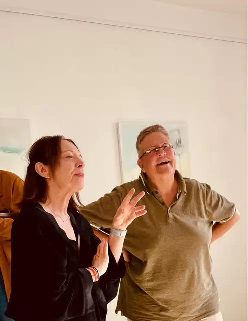 Kulturdezernentin der Ruhrtalstadt Mülheim Dr. Daniela Grobe (re.) mit Künstlerin Ute Huck bei der Ausstellungseröffnung "Dellplatz - place of beeing" in der Ruhr Gallery | Foto: Mülheimer Kunstverein und Kunstförderverein Rhein-Ruhr, KKRR