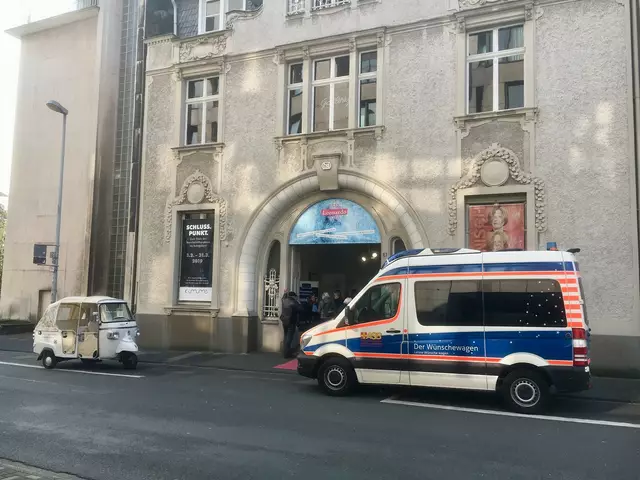 "Der WÜNSCHEWAGEN" - ein komplett ausgerüstetes Krankenfahrzeug stellt der ASB - Arbeiter Samariterbund mit ehrenamtlichen Helfern bereit, um schwerstkranken Menschen einen "letzten Wunsch" erfüllen zu können. Das Projekt ist auf Spendengelder angewiesen! | Foto: Mülheimer Kunstverein KKRR