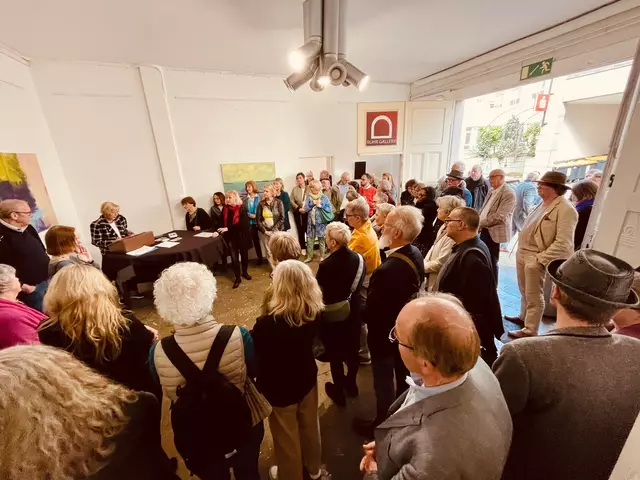 Brigitte Melchers bei der Eröffnung der Jahresausstellung des Vorjahres in der Ruhr Gallery Mülheim | Foto: Mülheimer Kunstverein und Kunstförderverein Rhein-Ruhr, KKRR