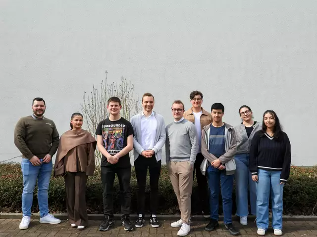 Die Delegation der Jusos Lünen (v.l.: Julius Rothkegel, Meryem Tek, Sam Jäger, Gian Luca Fusillo, Julien Purwin, Lasse Kneip, Aissa Boukhelala, Aydanur Bektas, Irem Ece Erzurum).