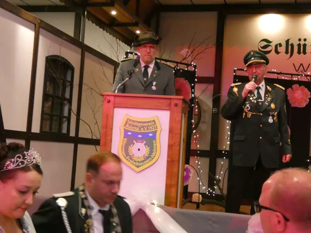 Philipp Levening und Lothar Scheiter
im Vordergrund das Kaiserpaar Kim Heimann und Dennis Thiele