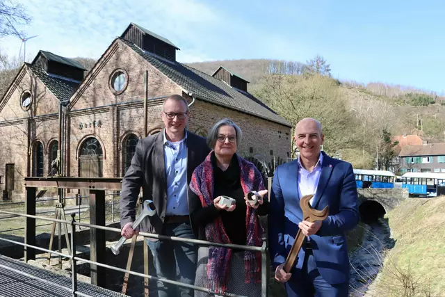 Allerhand ungewöhnliches Werkzeug kommt bei der Restaurierung des Wasserrads zum Einsatz, wie der technische Leiter Dennis Walter (links), Museumsdirektorin Dr. Bärbel Maul und Der Landesdirektor Dr. Georg Lunemann (rechts) zeigen.
Foto: LWL