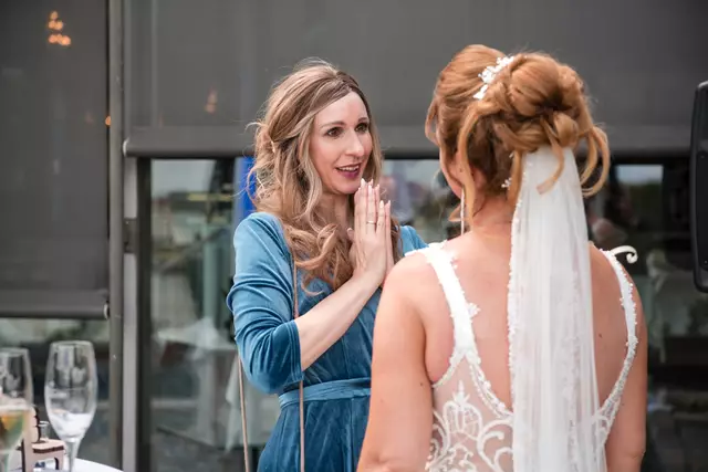 Eva Güthe hilft Paaren, ihre Trauung frei und nach den eigenen Wünschen zu gestalten. Foto: traurednerineva.de