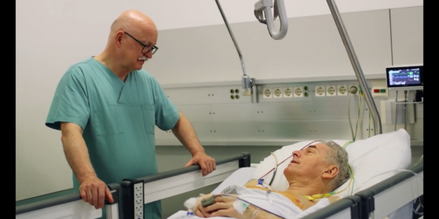 Prof. Martin K. Walz und Patient Burkhard Kress, der die Infoveranstaltung moderieren wird, nach der Operation. | Foto: KEM