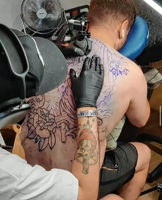 Bei der Convention kann man sich auch ohne Termin vor Ort tätowieren lassen. Foto: TattooCon