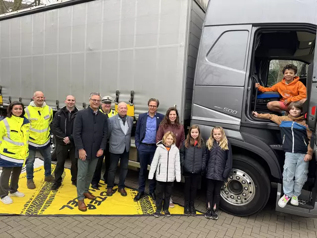 Gruppenbild nach dem Sicherheitstraining in Velbert (v.l.): Projektleiterin Tanja Smigoc, Bojan Smigoc (Kreisverkehrswacht), Lkw-Fahrer Juri Grebnev, Ordnungsdezernent Nils Hanheide, Hauptkommissar Karsten Ingenhoven, Emil Weise (Stellvertretender Bürgermeister Stadt Velbert), Rainer Gölz (Geschäftsführer Witte Automotive), Klassenlehrerin Milena Thomale mit den Viertklässlern Pepe, Lynn, Theda, Henri und Oliver.
 | Foto: Kreis Mettmann