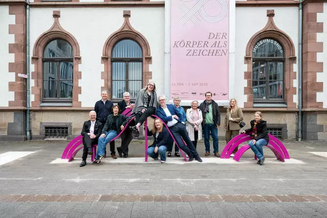 v.l.n.r. Martin Weck (Vorstandsvorsitzender Sparkasse Mülheim a. d. Ruhr), Dr. Thomas Rox (Vorstand Förderkreis für das Kunstmuseum Mülheim an der Ruhr e.V.); Anja Bauer-Kersken (stellv. Museumsleitung), Markus Püll (Bürgermeister Mülheim a. d. Ruhr), Dr. Stefanie Kreuzer (Museumsleitung), Dr. Hanna Hinrichs (Leitung Kulturbetrieb), Dr. Carsten Küpper (Vorsitzender Förder-kreis für das Kunstmuseum), Ursula Ullrich-Köhler (Vorstand Förderkreis / Museumshop), Margarete Wietelmann (Sparkassenstif-tung Mülheim a. d. Ruhr), Frank Schöttler (Amt für Verkehrswesen und Tiefbau), Johanna Quast (Sparkasse Mülheim a. d. Ruhr), Silke Freihöver (Amt für Verkehrswesen und Tiefbau). Foto: Helena Grebe/ Stadt Mülheim an der Ruhr