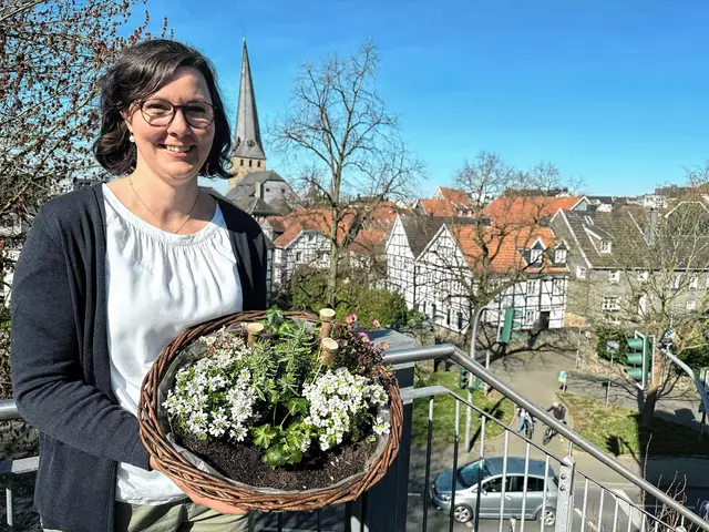 Klimaschutzmanagerin Svenja Breddemann bewirbt den anstehenden Vorgartenwettbewerb. Foto: Stadt Hattingen