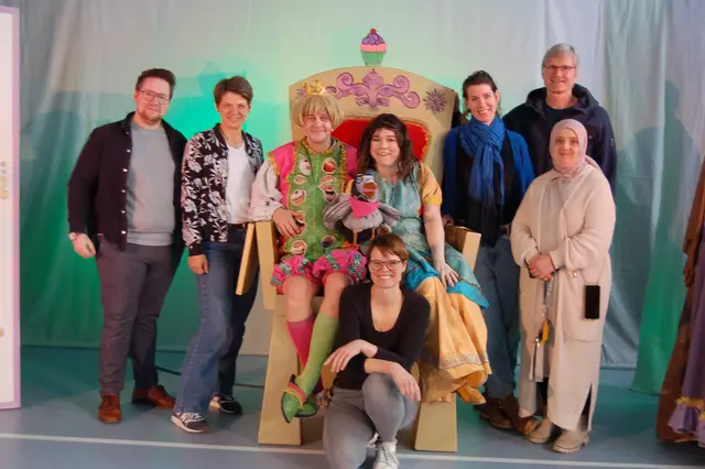 Das Achja!-Theater trat im März in der Turnhalle der Brüder Grimm Schule auf. Der Auftritt war eine Kooperation mit der Feldmann-Stiftung.