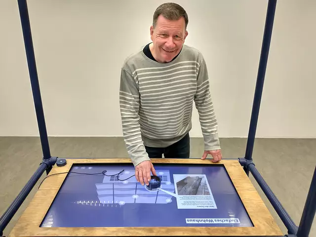 Jens Lücking, Fraktionschef der UWG: Freie Bürger und Oberbürgermeisterkandidat: „Die Führung war für uns inspirierend. Besonders beeindruckt hat mich, dass die Deutsche Stiftung Denkmalschutz bundesweit Jugendlichen die Möglichkeit bietet, ein Handwerk zu erlernen. Denkmalschutz erfordert schließlich Spezialisten, denn der nachhaltige und präzise Einsatz von Rohstoffen, Muskelkraft, traditionellen Werkzeugen und modernen, denkmalgerechten Methoden ist essenziell.“ Foto: UWG: Freie Bürger