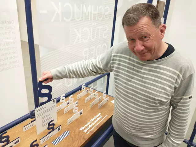 Jens Lücking, Fraktionschef der UWG: Freie Bürger und Oberbürgermeisterkandidat: „Die Führung war für uns inspirierend. Besonders beeindruckt hat mich, dass die Deutsche Stiftung Denkmalschutz bundesweit Jugendlichen die Möglichkeit bietet, ein Handwerk zu erlernen. Denkmalschutz erfordert schließlich Spezialisten, denn der nachhaltige und präzise Einsatz von Rohstoffen, Muskelkraft, traditionellen Werkzeugen und modernen, denkmalgerechten Methoden ist essenziell.“ Foto: UWG: Freie Bürger