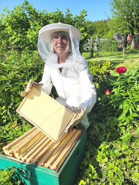 Imkerin Johanna Friedrichs. Foto: Stadtbücherei Menden