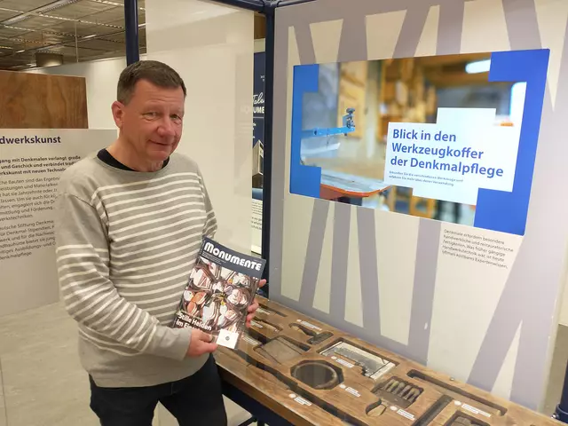 Jens Lücking, Fraktionschef der UWG: Freie Bürger und Oberbürgermeisterkandidat: „Die Führung war für uns inspirierend. Besonders beeindruckt hat mich, dass die Deutsche Stiftung Denkmalschutz bundesweit Jugendlichen die Möglichkeit bietet, ein Handwerk zu erlernen. Denkmalschutz erfordert schließlich Spezialisten, denn der nachhaltige und präzise Einsatz von Rohstoffen, Muskelkraft, traditionellen Werkzeugen und modernen, denkmalgerechten Methoden ist essenziell.“ Foto: UWG: Freie Bürger