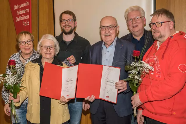 Der Vorstand mit den Jubilaren (Hanna Neumann, 2.v.l., Friedrich Höhling, 4.v.l.). Foto: Gudrun Herrmann