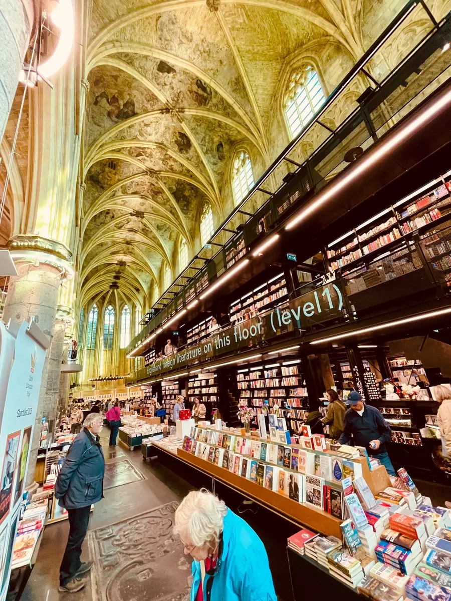Alte Kirche - neue Nutzung: Bookstore in Maastricht | Foto: Mülheimer Kunstverein und Kunstförderverein Rhein-Ruhr, KKRR