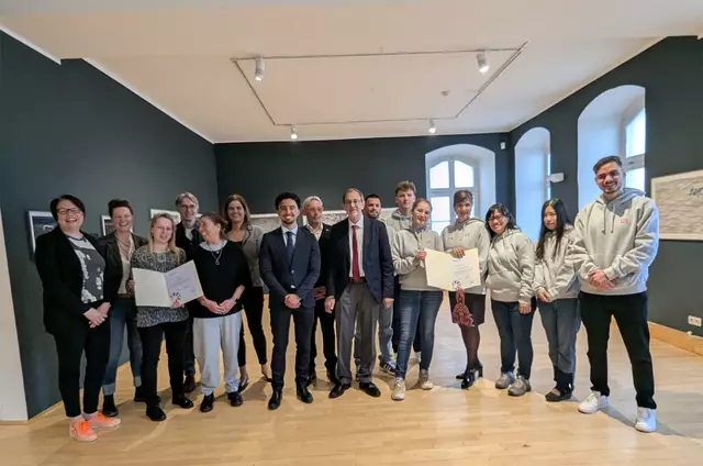 
Erstmals zwei Auszeichnungen gab es bei der Verleihung des Preises des Integrationsrates am 27. März 2025 in der Städtischen Galerie Iserlohn. Große Freude herrschte bei den Teams der Grundschule Im Wiesengrund und der University of Europe for Applied Sciences. Foto: Stadt Iserlohn