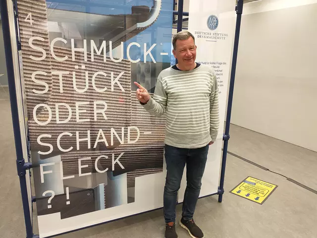 Jens Lücking, Fraktionschef der UWG: Freie Bürger und Oberbürgermeisterkandidat: „Die Führung war für uns inspirierend. Besonders beeindruckt hat mich, dass die Deutsche Stiftung Denkmalschutz bundesweit Jugendlichen die Möglichkeit bietet, ein Handwerk zu erlernen. Denkmalschutz erfordert schließlich Spezialisten, denn der nachhaltige und präzise Einsatz von Rohstoffen, Muskelkraft, traditionellen Werkzeugen und modernen, denkmalgerechten Methoden ist essenziell.“ Foto: UWG: Freie Bürger