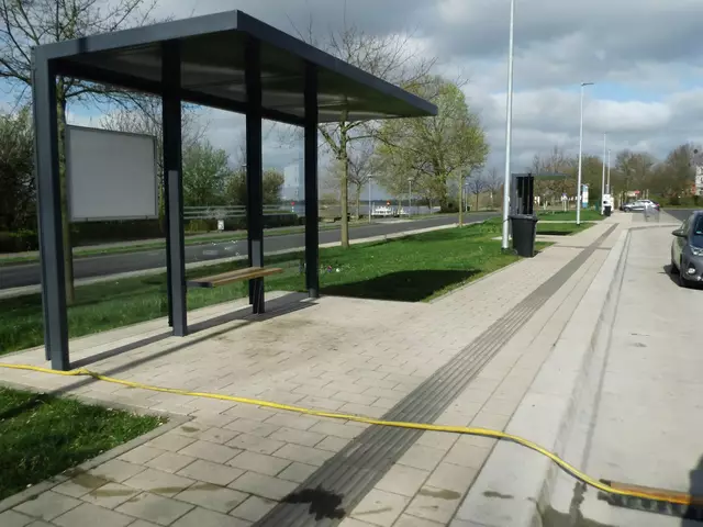 Parkplatz Rheinpromenade Wesel. Wasserschlauch zur Festwiese über Gehweg und Parkplatz bis zur Festwiese. Frischwasserversorgung "Kasperle Theater on Tour" | Foto: Siegmund Walter, 31.03.2025