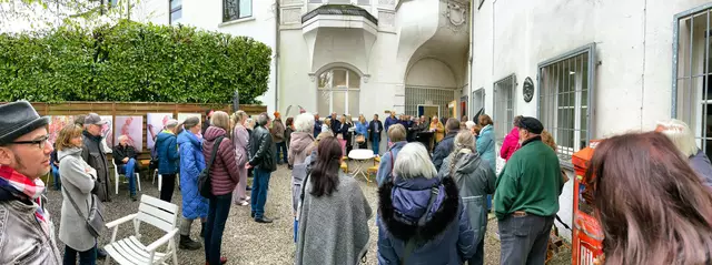 Wegen des großen Besucheransturms bei der Eröffnung der GEDOK JAHRESAUSSTELLUNG 2025 begrüßte die 1. Vorsitzende Brigitte Melchers die Kunstinteressierten im malerischen Museumshof. 
Die Autorin Dr. Jutta Höfel führte einfühlsam in die Schau ein. | Foto: Mülheimer Kunstverein KKRR