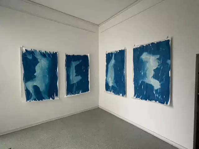 "Im Wasser"  Cyanotypien von Petra Göbel in der GEDOK-Jahresausstellung 2025 | Foto: Mülheimer Kunstverein KKRR, VG Bild-Kunst, Bonn