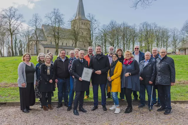 Regierungspräsident Thomas Schürmann überreichte Bürgermeister Peter Hinze die Urkunde | Foto: BR_D