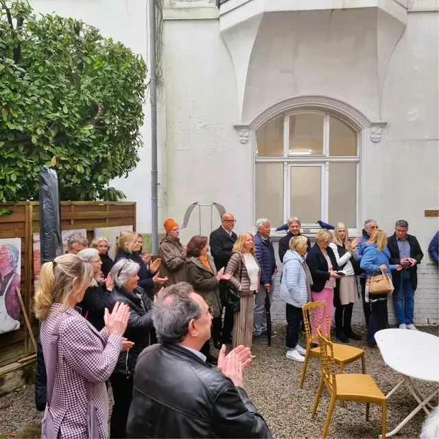 Applaus für die ausführlichen Erläuterungen zu den einzelnen Künstlerinnen, die ihre Werke in der JAHRESAUSSTELLUNG 2025 DER GEDOK bis 13. April in der Ruhr Gallery präsentieren | Foto: Gregor Goßen