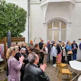 Applaus für die ausführlichen Erläuterungen zu den einzelnen Künstlerinnen, die ihre Werke in der JAHRESAUSSTELLUNG 2025 DER GEDOK bis 13. April in der Ruhr Gallery präsentieren | Foto: Gregor Goßen