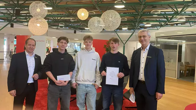 v.l.: Oliver Flüshöh, Generalbevollmächtigter der Sparkasse Schwelm-Sprockhövel, Team EN-Baskets, 1. Platz im Planspiel Börse und Christoph Terkuhlen, Vorstandsvorsitzender der Sparkasse Schwelm-Sprockhövel. Foto: Sparkasse Schwelm-Sprockhövel