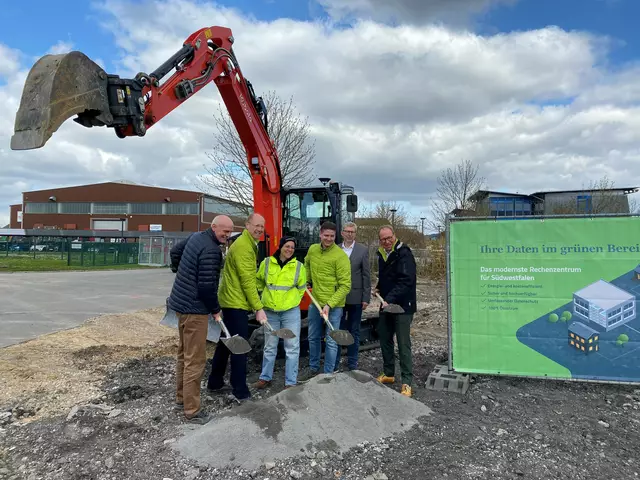 Matthias Lürbke (Geschäftsführer Stadtwerke Menden), Michael Höpfner (Telemark), Anke Tennigkeit (InnovIT), David Friedrichs (Telemark), Thomas Esselun (Telemark), Andreas Griehl (Geschäftsführer Telemark). Foto: Christiane Hellmich
