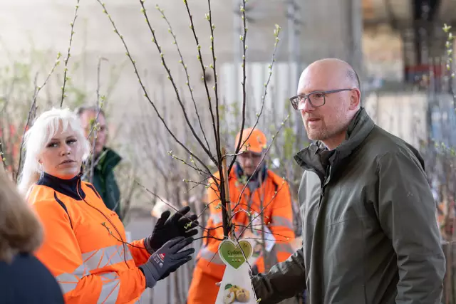Die Obstbaum-Aktion der Wirtschaftsbetriebe Duisburg war erneut ein voller Erfolg. Bereits zum fünften Mal konnten sich Duisburgerinnen und Duisburger über kostenlose Obstbäume freuen. Viel Lob für die Aktion gab es auch von Oberbürgermeister Sören Link. 
Foto: Nikolay Dimitrov / WBD
