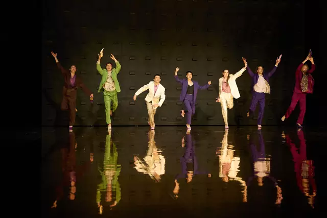 Ensemblemitglieder des Schauspiels Essen, Tänzer sowie Performer des Studienganges Physical Theatre der Folkwang Universität der Künste stehen in "Sakrileg" auf der Bühne. | Foto: Niels Heck