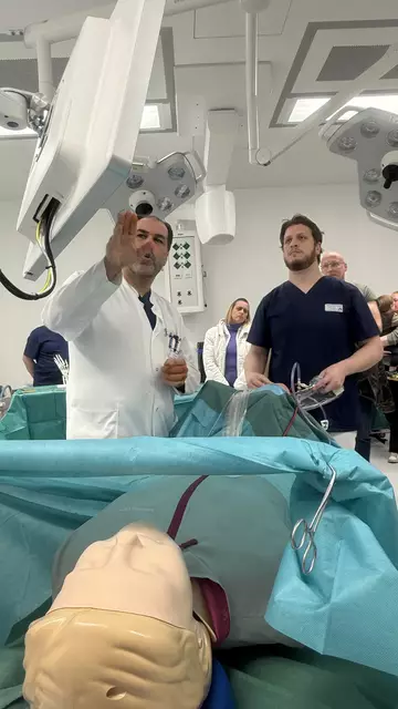 Chefarzt Mahmood Abo Mostafa, Facharzt für Chirurgie, Unfallchirurgie und Notfallmedizin zeigt den Ablauf einer OP.