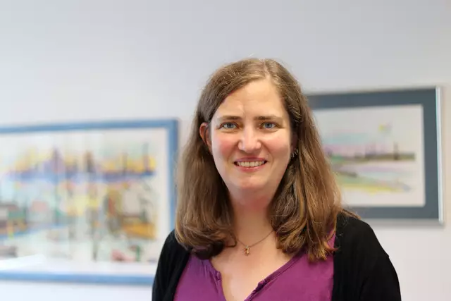 Pfarrerin Esther Immer führt am Freitag in der Salvatorkirche gerne das Gespräch mit Menschen, die in die Kirche eintreten möchten.
Foto: Rolf Schotsch
