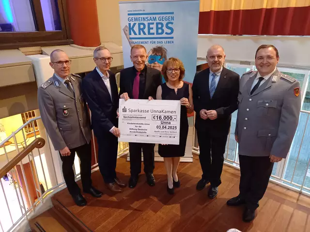 Auf dem Bild von links: Oberstleutnant Daniel Kapitany (Kommandeur des Versorgungsbataillons 7 und Schirmherr), Dr. Franz Kohlhuber (Vorstandsvorsitzender der Deutschen Krebshilfe in Bonn), Dieter Rebbert und Monika Rebbert (Kinderkrebshilfe-Unna), Dirk Wigant (Bürgermeister der Kreisstadt Unna und Schirmherr) und Hauptmann Christoph Schiffers (Chef des Heeresmusikkorps Kassel), 
Foto: Privat