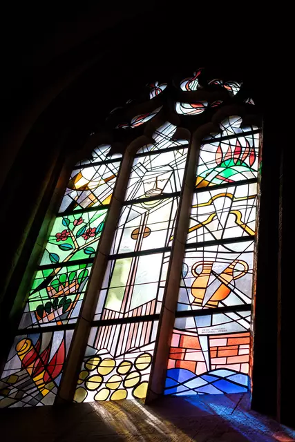 Hier ist eines der besonderen Gedenkfenster in der Salvatorkirche zu sehen.
Foto: Rolf Schotsch
