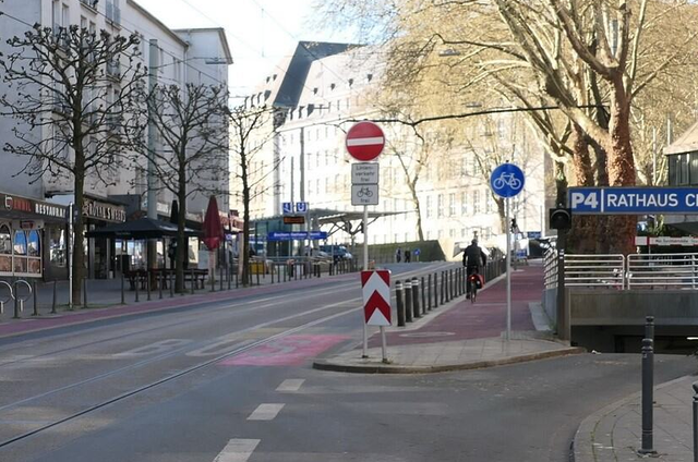 Unsinnige Einfädelung statt direkter Aufleitung, Radweg Hans-Böckler-Straße