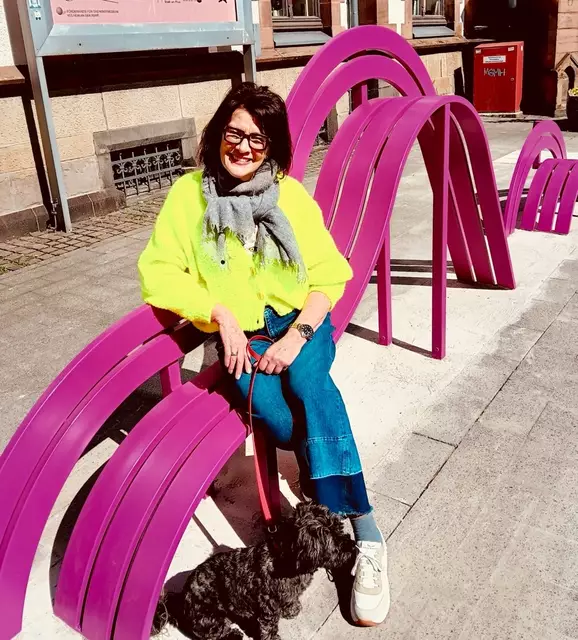 Künstlerin Jessy Kirstein mit Gasthund "Guido" bei der Sitzprobe - die Einbettung der Spende der Sparkasse Mülheim ist noch nicht professionell fertiggestellt - früher parkten hier PKW | Foto: Mülheimer Kunstverein und Kunstförderverein Rhein-Ruhr - KKRR